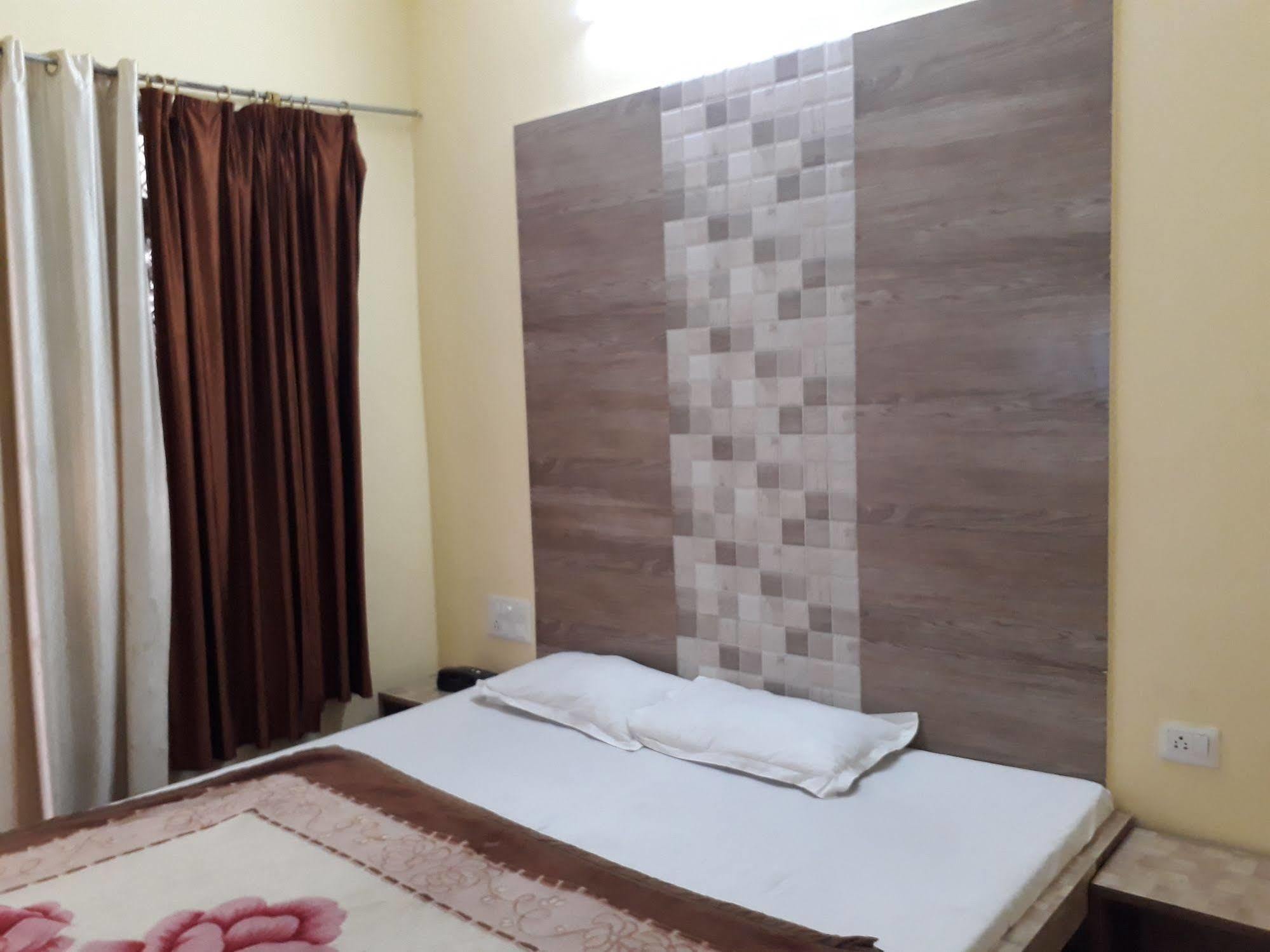 Golden Deluxe Hotel 2*